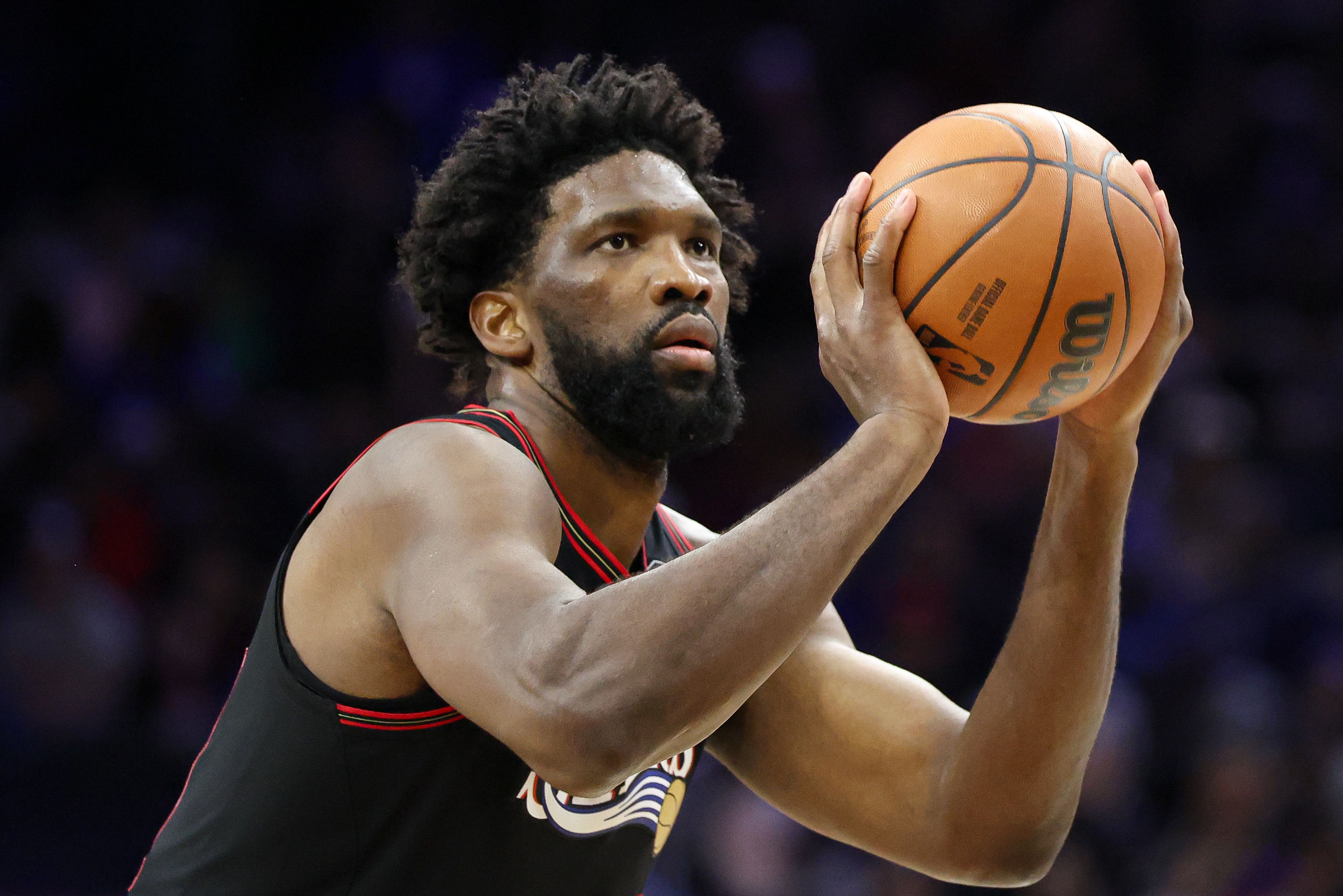 开云体育官网-刚猛！恩比德接球起飞 无视防守半转身单臂暴力灌筐