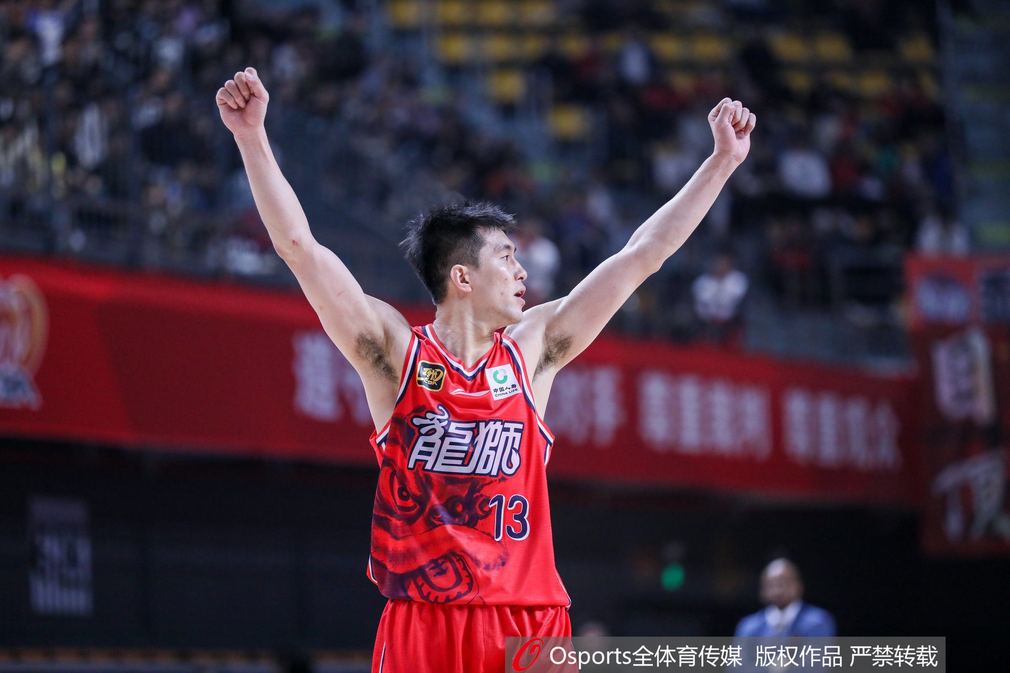 开云中国网站-队内气氛不错！郭艾伦“抱怨”徐昕：就是你害大家还得加班！