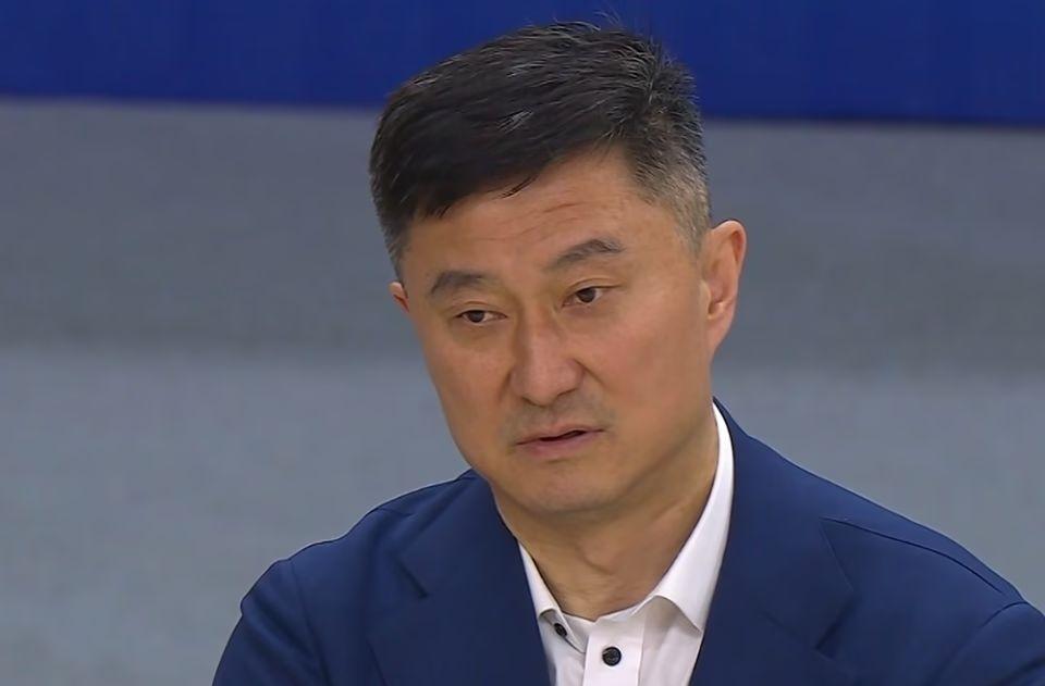 轰下45+19+11！广东内线又又被吊打，萨林杰戴耳机玩手机引争议