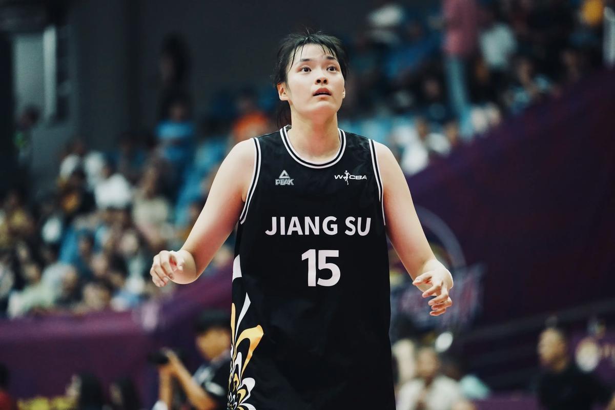 爆冷掀翻卫冕冠军!中国女篮26岁2米王牌闪耀:无惧3大内线名将